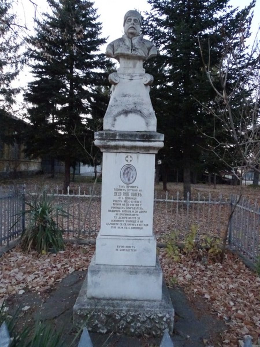 Бюст-паметник на дядо Пуне - гр. Сливница