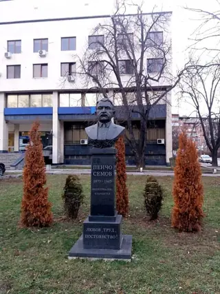 Бюст паметник на Пенчо Семов - Габрово — Габрово