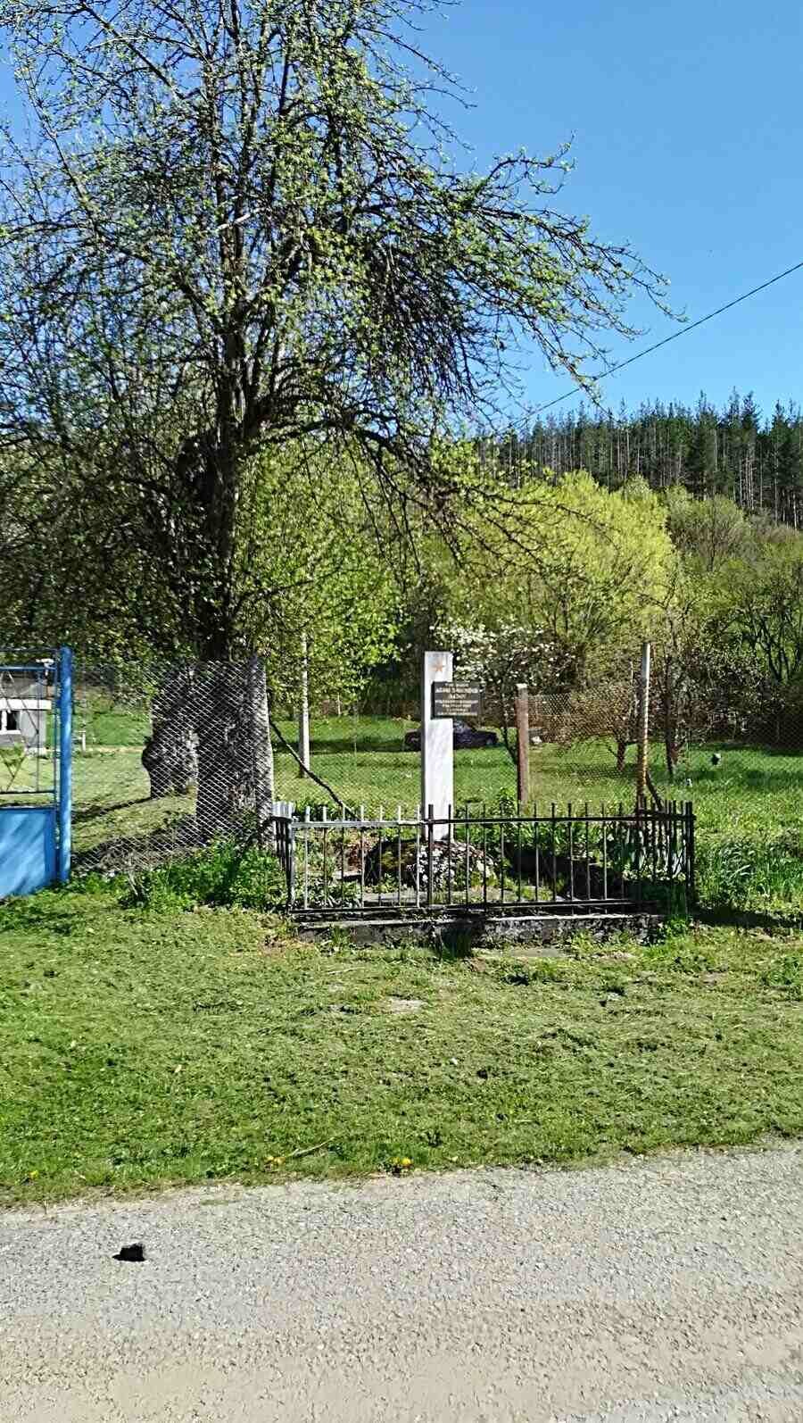 Паметник на Делчо Йосифов - с.Ярловци