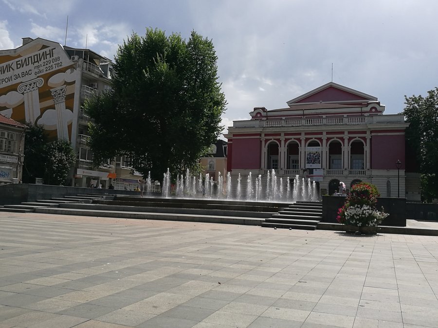 Сухия фонтан на площад "Света Троица" - Русе