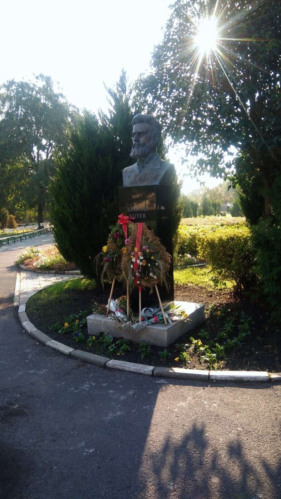 Бюст-паметник на Христо Ботев - Камено — снимка