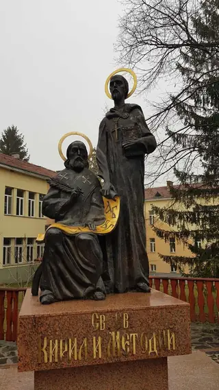Паметник на "Св.Св. Кирил и Методий" - Стрелча — Стрелча