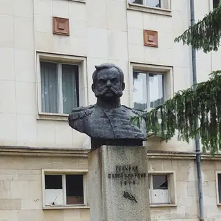 Бюст-паметник на ген. Павел Карцов - Троян — Троян