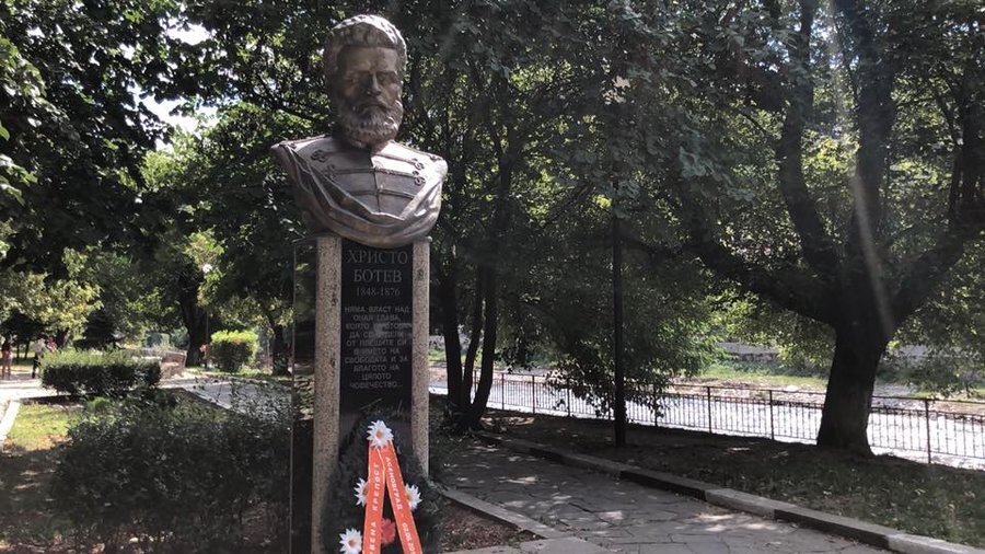 Бюст-паметник на Христо Ботев - Асеновград