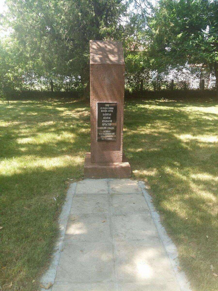 Плоча в памет на Атанас Кръстев - Виноградец