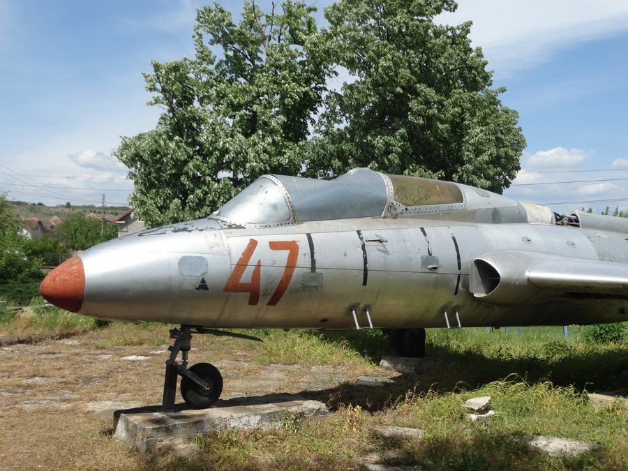 Експонат на самолет Aero L-29 - с. Крушовене
