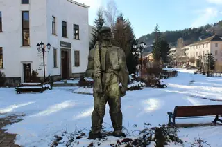 Паметник на трънския майстор - Трън — Трън