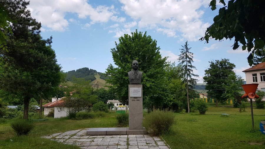 Паметник на Иван Г. Тричков - Белица