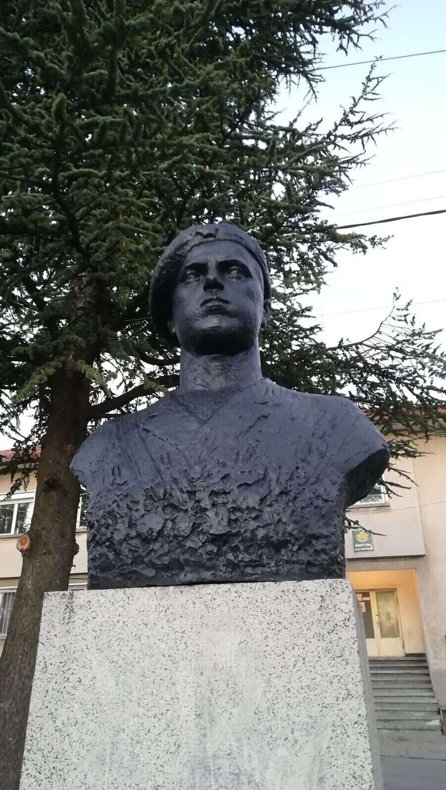 Паметник на Делчо Наплатанов - с.Оборище