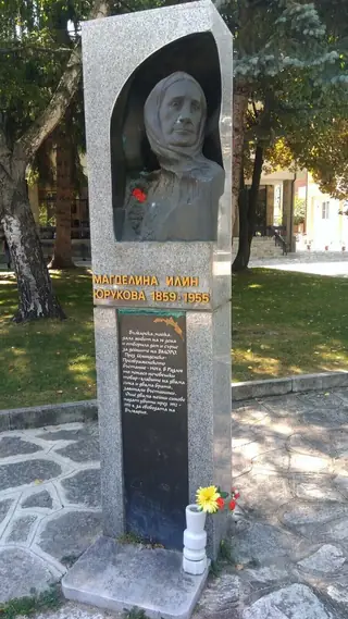 Паметник на Магделина Юрукова - Разлог — Разлог