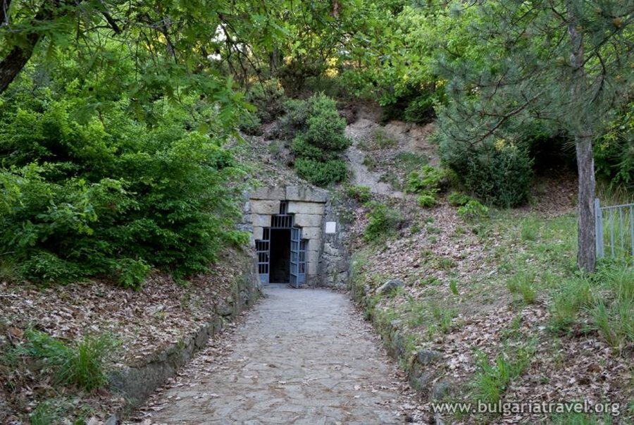 Тракийска куполна гробница – Мезек — снимка