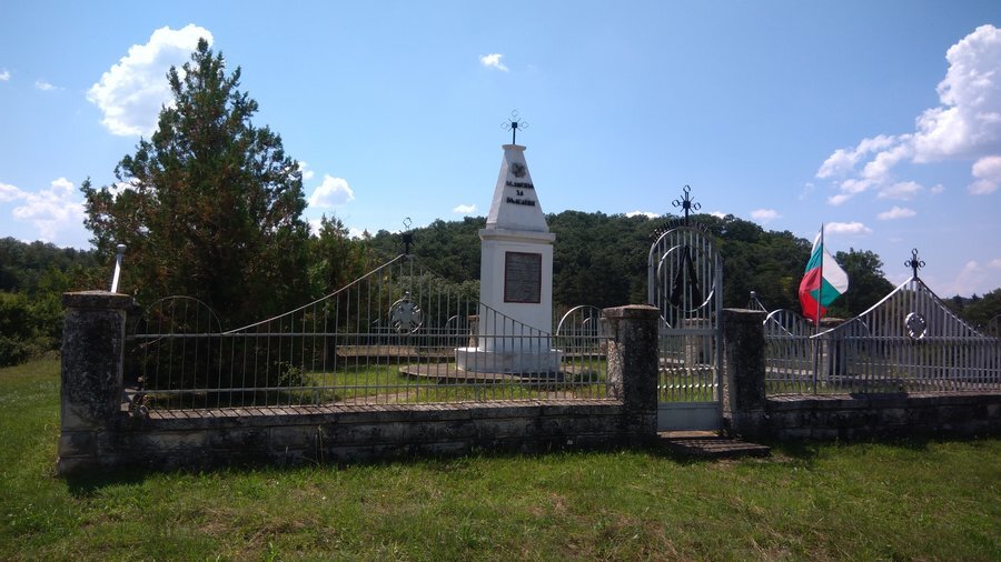 Обелиск на загиналите във войните - с.Малък поровец