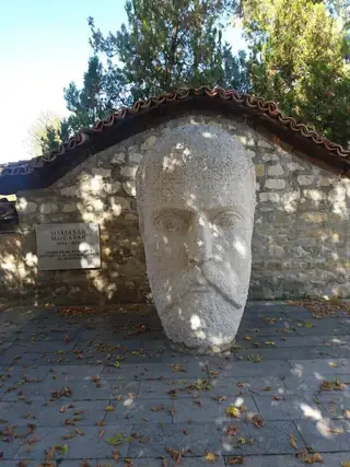 Паметник на Джанюариъс Макгахан - Елена — Елена