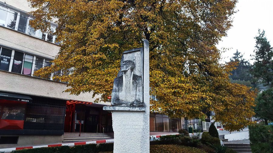 Паметник на Александър Вутимски - Своге — снимка