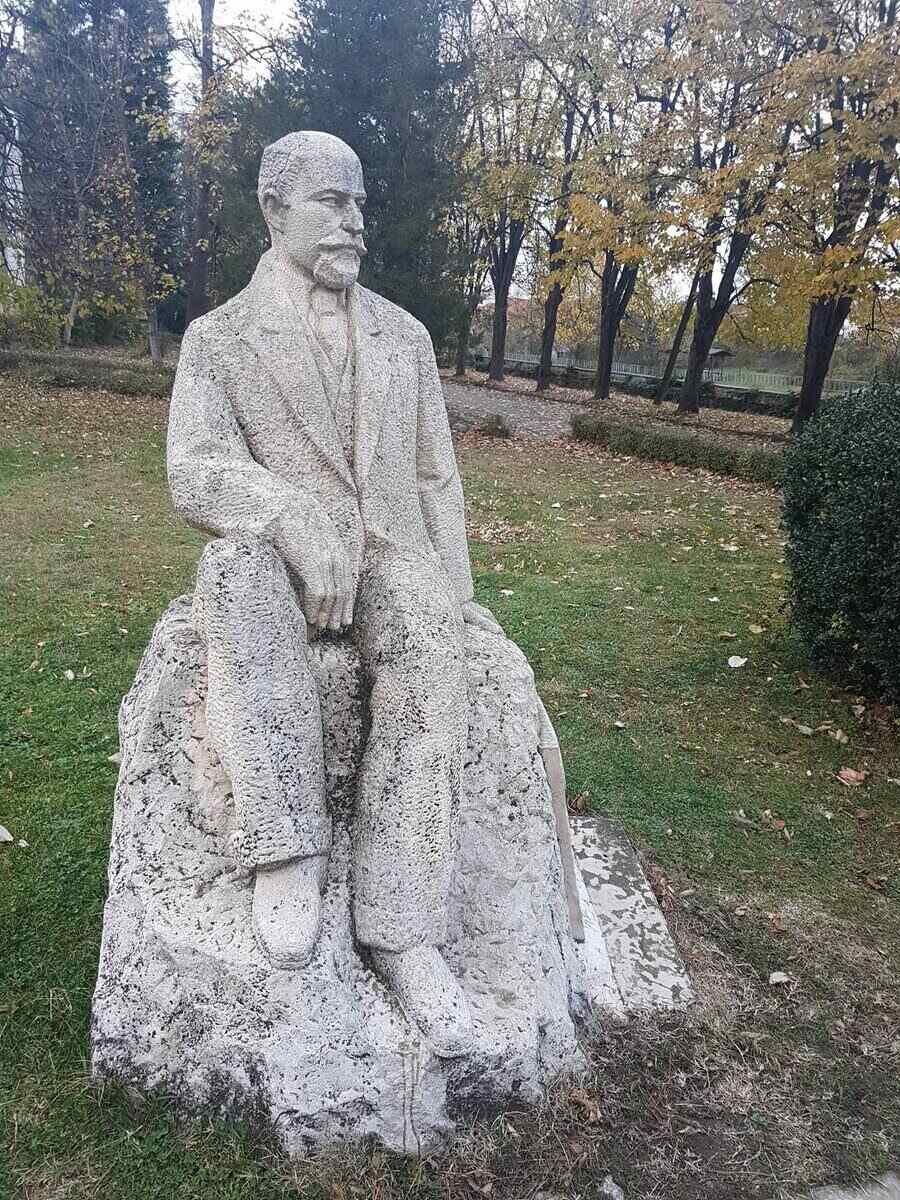 Паметник на д-р Дамян Иванов- Вършец