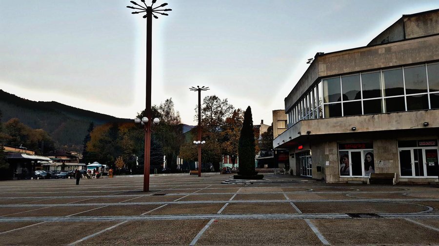 Централeн градски площад - Своге