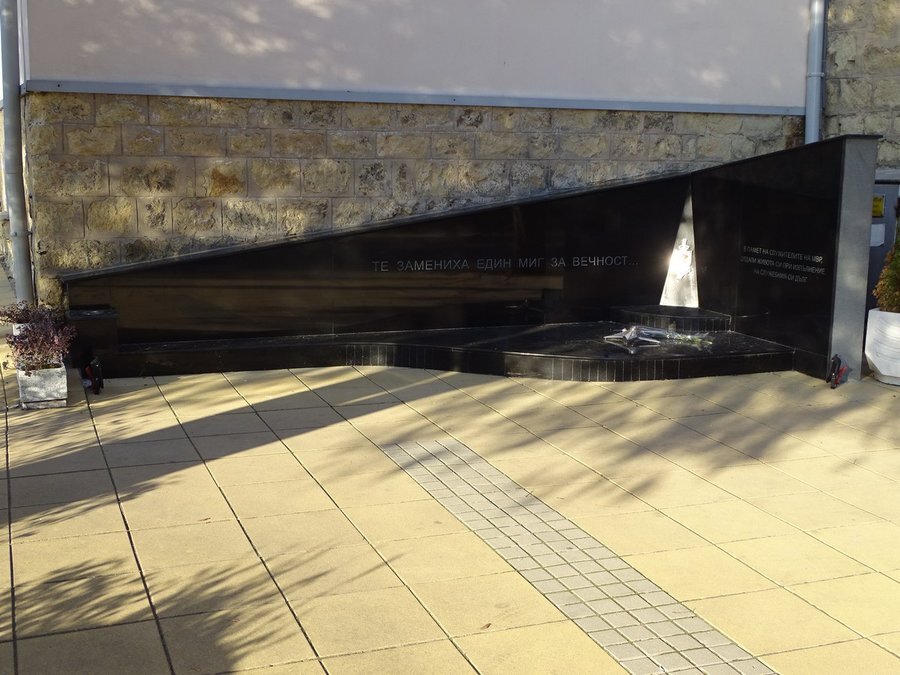 Паметник на загиналите полицаи и пожарникари - гр. Кърджали