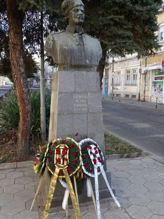 Бюст-паметник на Капитан Петко Войвода - гр. Кърджали — Кърджали
