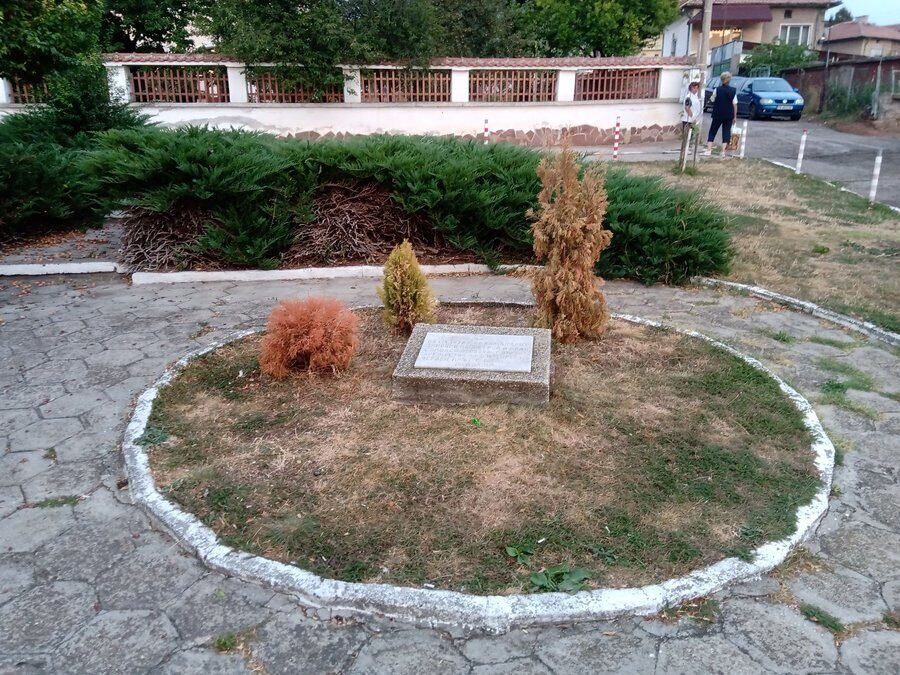 Паметна плоча на Български Червен кръст - Радомир