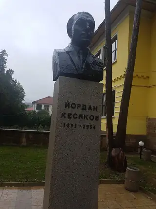 Паметник на Йордан Кесяков — Етрополе