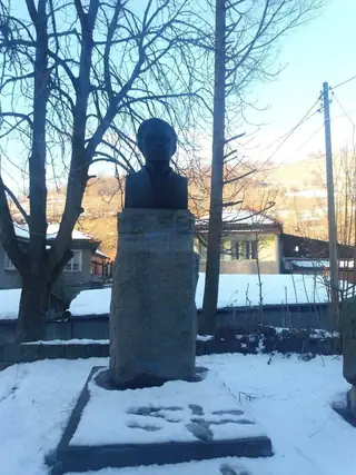 Бюст-паметник на Христо Цонковски - Троян — Троян