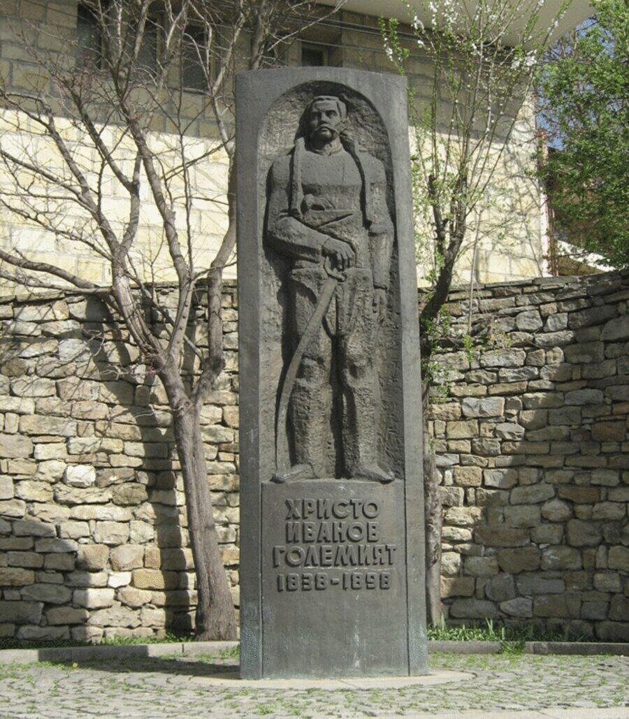 Паметник на Христо Иванов-Големия - Велико Търново