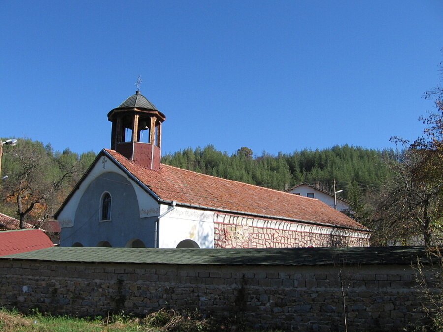 Църква "Св. Харалампий" и килийно училище - Лобош