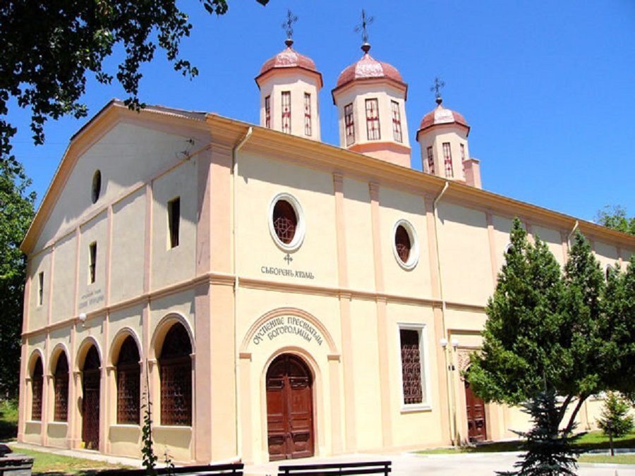 Катедрален храм "Успение Богородично" - Лом