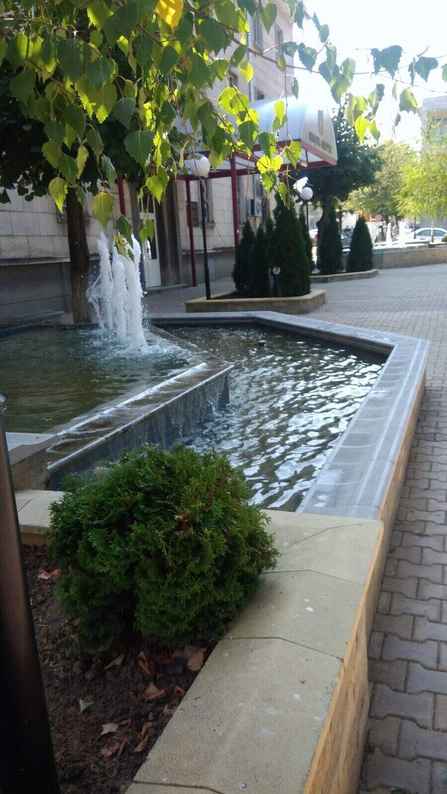 Фонтани пред сградата на Общинска администрация - Омуртаг