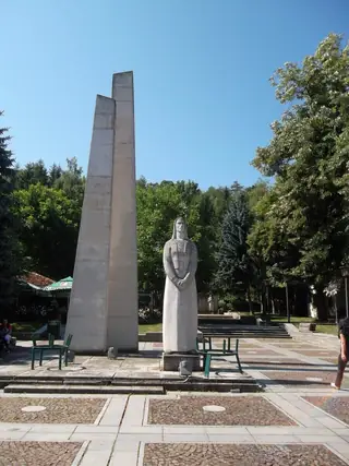 Площад "Христо Ботев" - Елена — Елена
