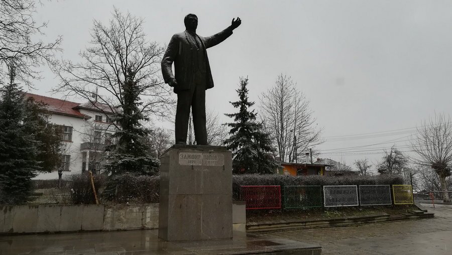 Паметник на Замфир Попов - Замфирово