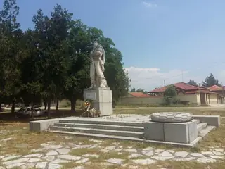 Антифашистки паметник - Карабунар — Карабунар
