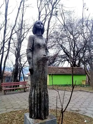 Паметник олицетворяващ майчинството - Велико Търново — Велико Търново