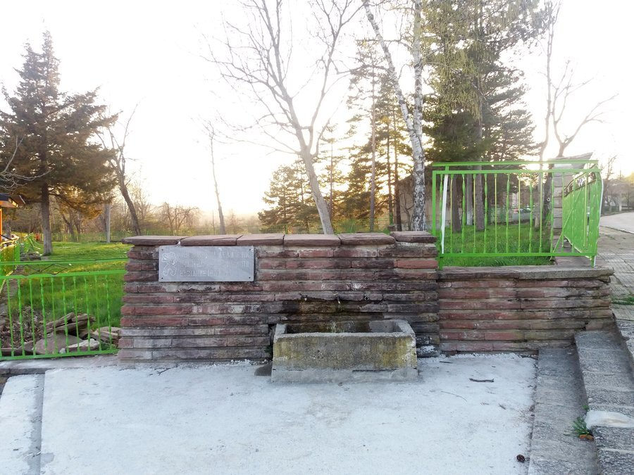 Чешма в памет на загиналите в Априлското въстание - с.Столът