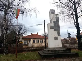 Паметник на загинали във войните - с.Градница — Градница