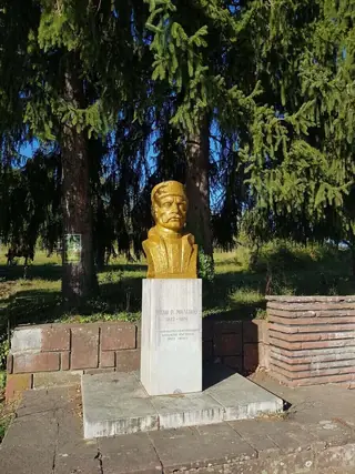 Бюст-паметник на Дядо Фильо Радев - с. Кръвеник — Кръвеник