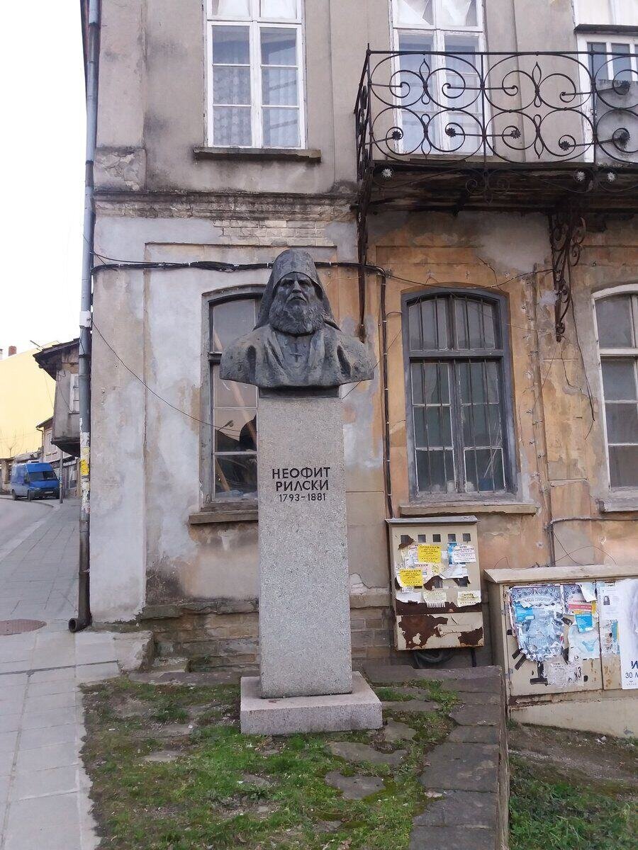 Бюст-паметник на Неофит Рилски - Габрово