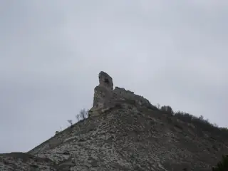 Скално образувание "Пробитият камък" - Равна — Равна