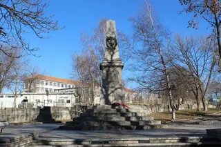 Паметник на загиналите в Сръбско-българската война - Брезник — Брезник