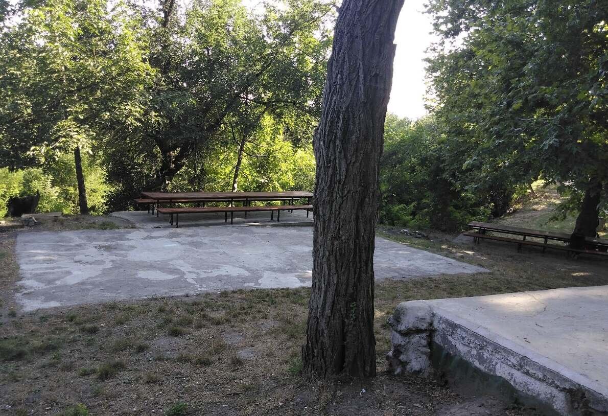 Местност „Тракийска чешма“ — горска поляна за пикник край Аксаково (Варна)