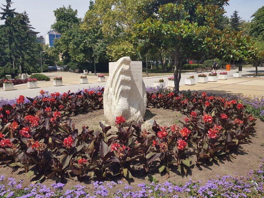 Скулптура "Свобода" - Варна