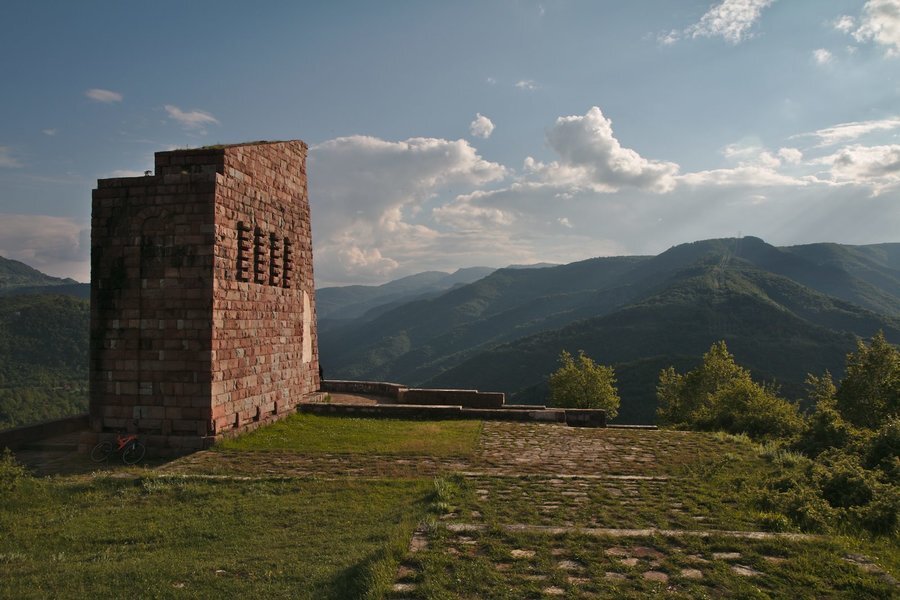 Паметник "Септемврийци 1923 г." - Гара Лакатник