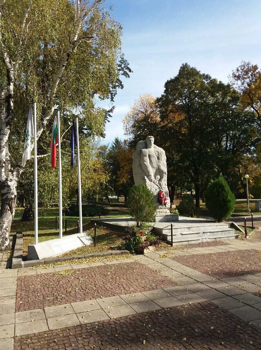 Паметник на Васил Левски - град Левски