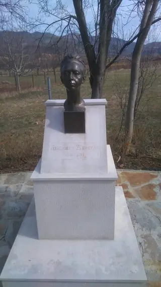 Бюст-скулптура на Людмила Живкова - Правец — Правец
