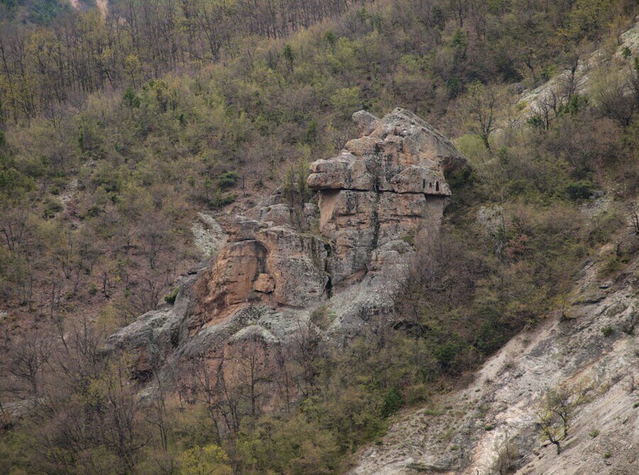 Трапецовидни скални ниши по Курт кая