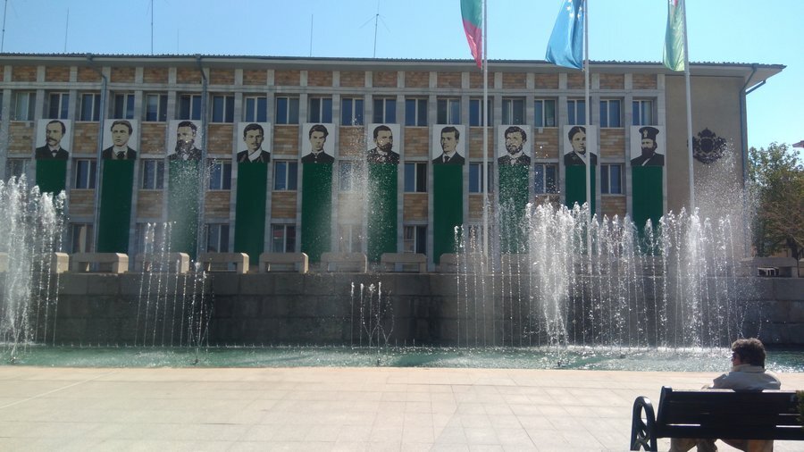 Фонтан на площад "20-ти април" - Панагюрище