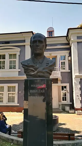 Паметник на акад. Николай Хайтов - Асеновград — Асеновград