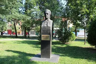 Паметник на Яким Атанасов - Лом — Лом