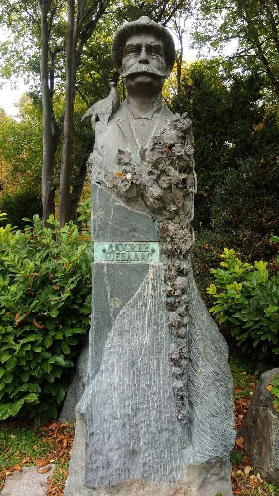 Паметник на Люсиен Шевалас - Пловдив