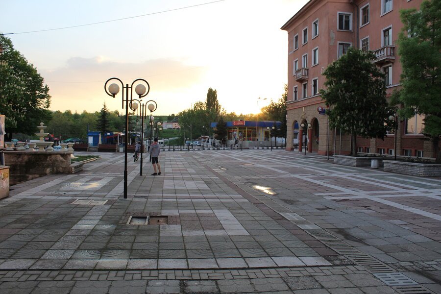 Площад "27-ми октомври" - Бобов дол